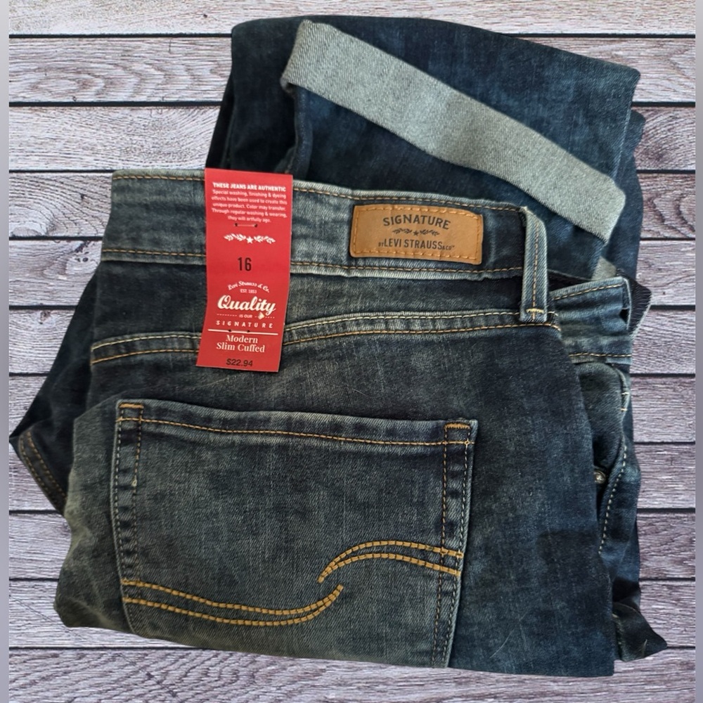 SIGNATURE LEVI STRAUSS.co
Modern Heritage Slim Cuffed Jeans